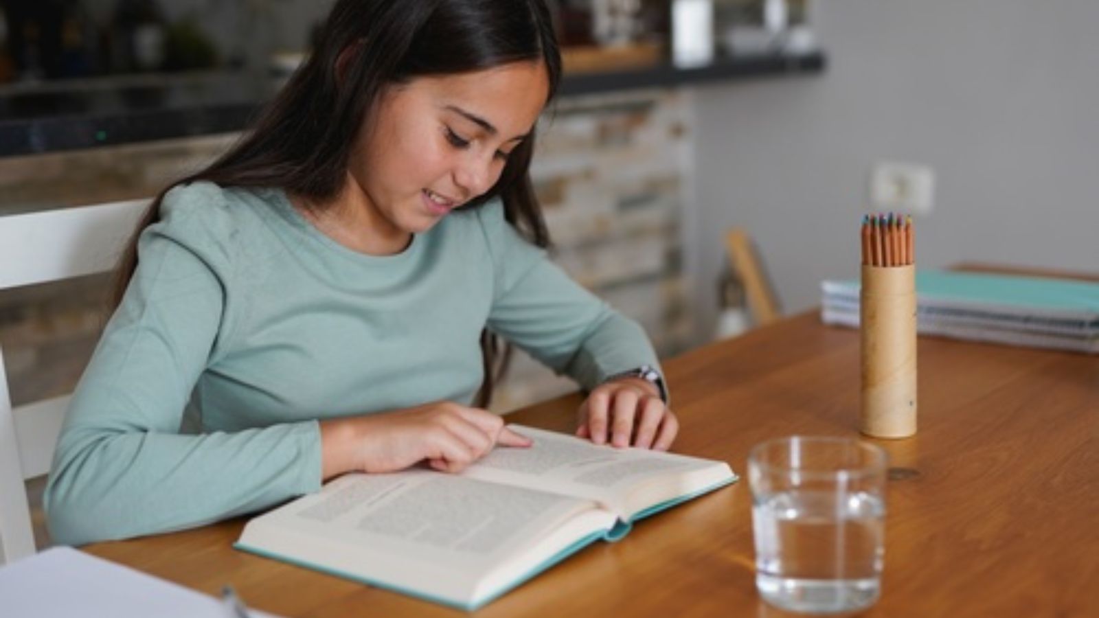 She Was Forced to Cap Her Reading Goal at 5 Books—Then Read 52 and Used Her Award Speech to Read the Teachers Lowered Expectations Word for Word Girl reading