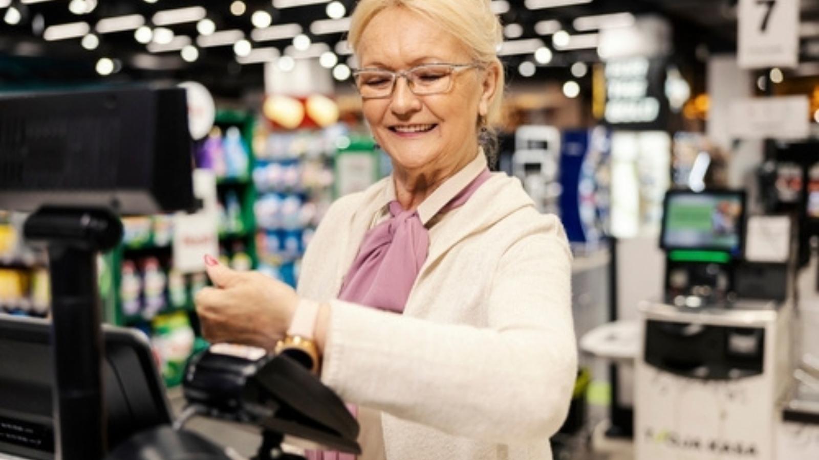 She Was Assigned to Self Checkout — A Customer Got Furious About Machines Stealing Jobs While Using One Herself Self-Checkout