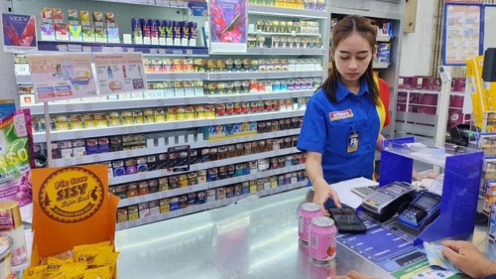 Her Manager Sold Cigarettes Without Checking ID — When She Refused to Do the Same, the Customer Turned Violent Convenience store