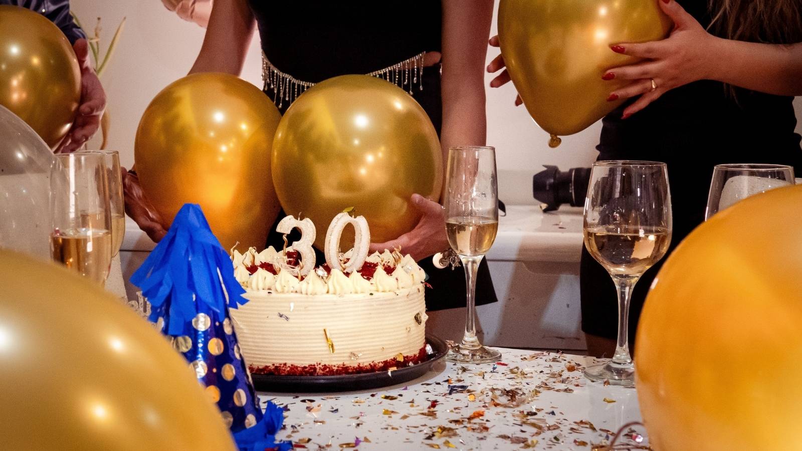 She Hosted Her Friend’s 30th Birthday at Her House—Then Got Verbally Attacked for Returning Home to Her Own Kitchen Woman celebrating her 30th bday