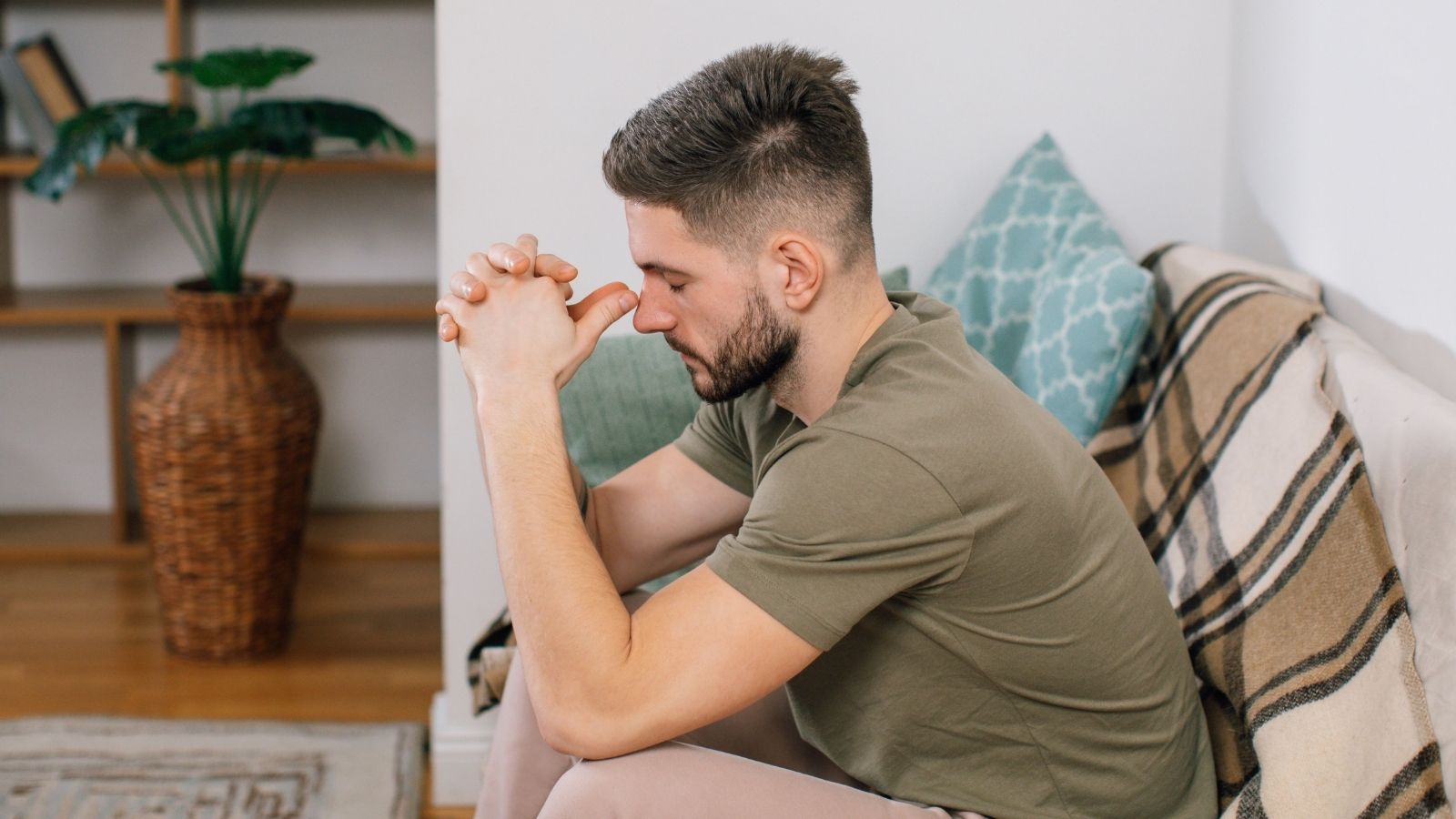 Groom Told His Friend That His Disrespectful Girlfriend Wasn’t Invited to the Wedding—So His Friend Said He Wouldn’t Come Without Her Man sitting on the couch thinking about things