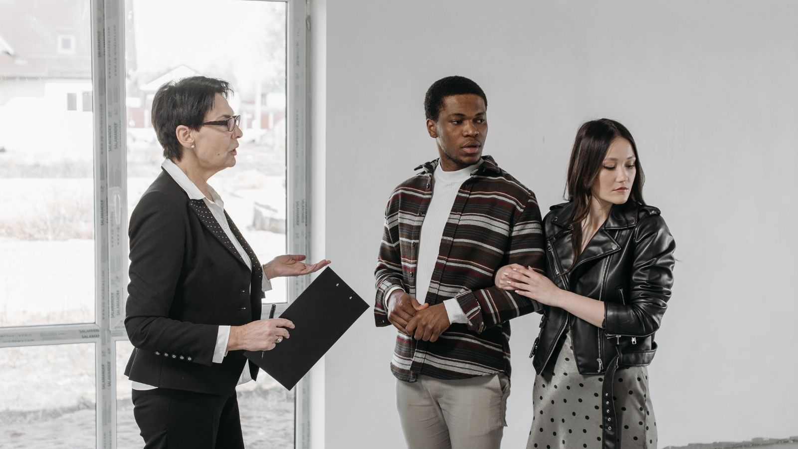 She Was Threatened With Losing Her Lease Over the Yard — Even Though She and Her Husband Handled Years of Repairs Themselves Woman conducting a home inspection