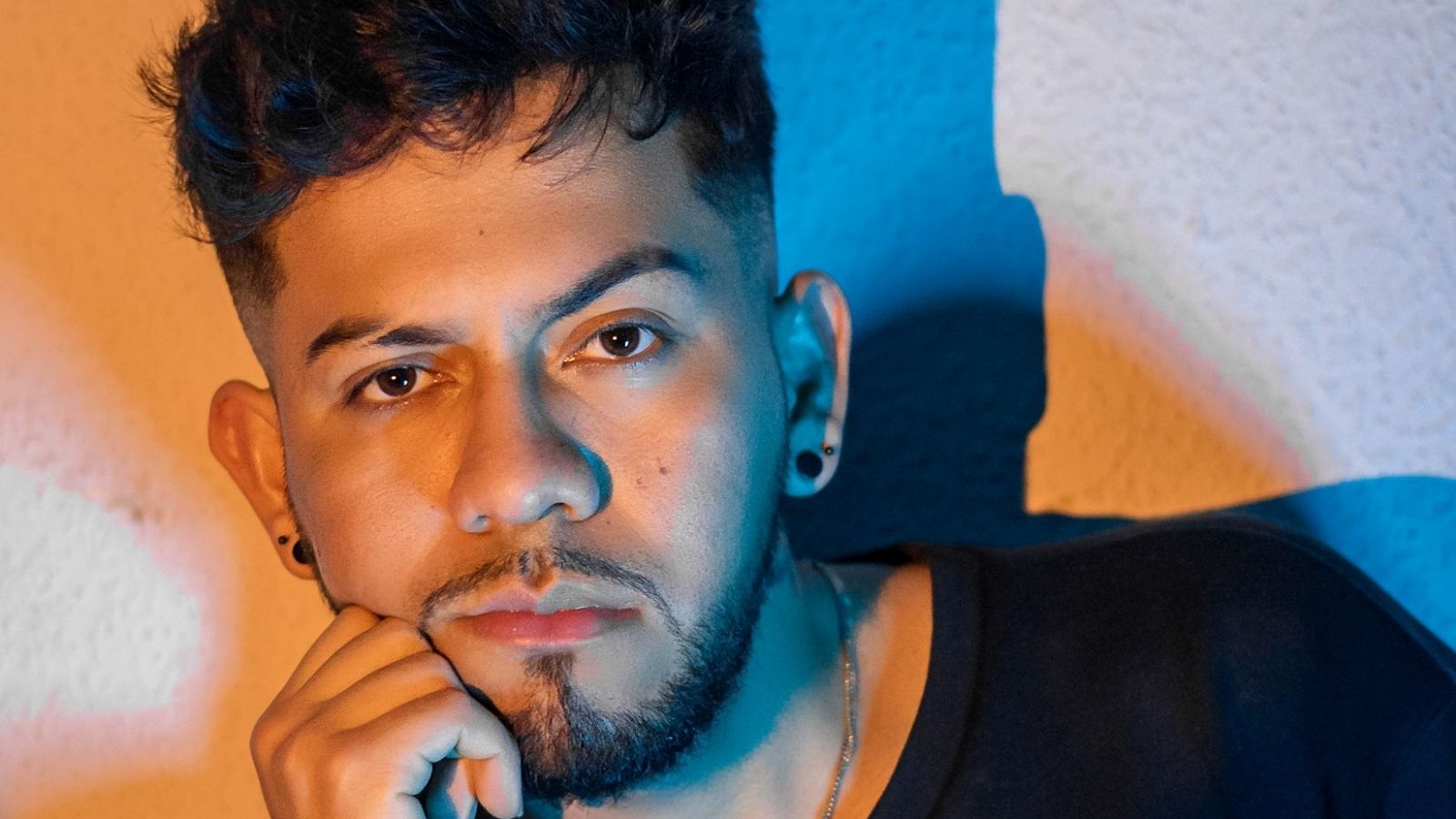 Man Used His Lookalike Cousin’s Photo on a Dating Profile—But His Match Realized the Truth When They Met Young Indian man upset about his date