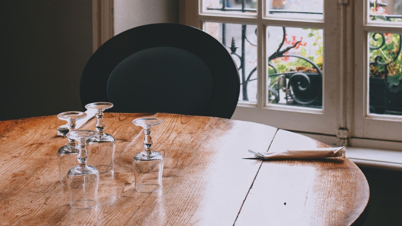 A Server Stepped In After A Coworker Seated Customers At A Dirty Table, But A Bad Review And Her Managers Reaction Pushed Her Out Restaurant table that needs to be wiped down
