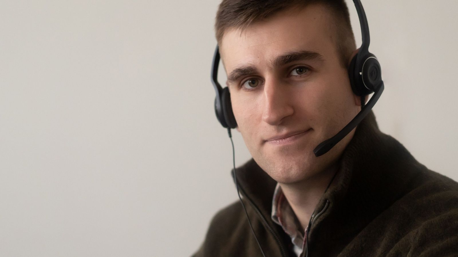 A Tech Support Worker Tried To Troubleshoot A Residents Internet, But The Site Manager Was Testing The Wi Fi From The Office Call center worker looking unamused