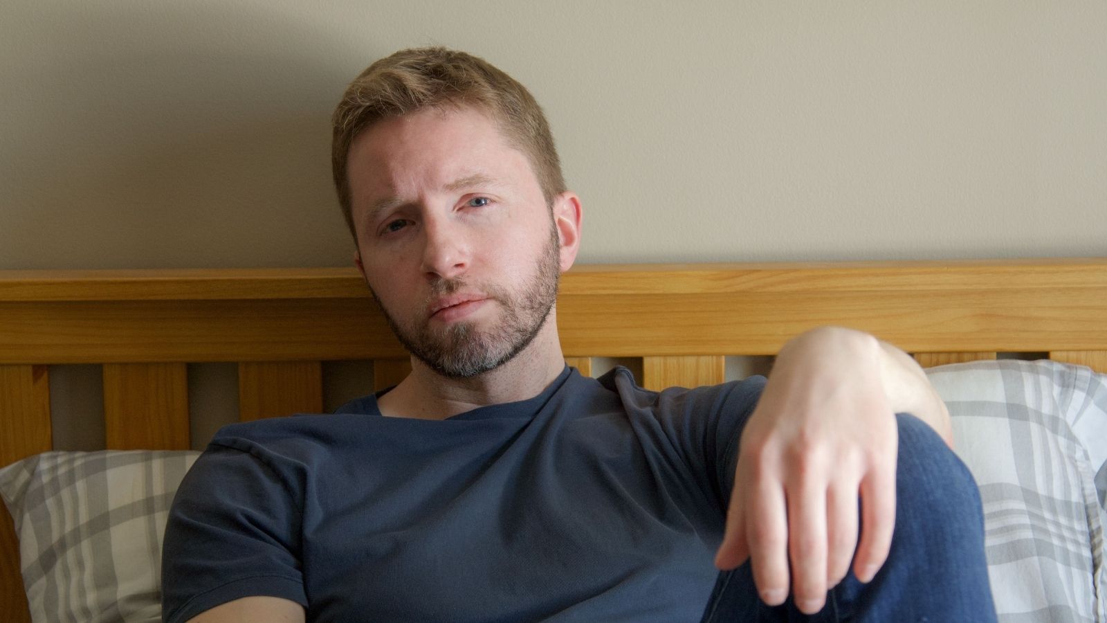 He Gave His Manager a Gift Card to Thank Her for an Accountant Recommendation — Her Husband Showed Up Accusing Him of Hitting on Her Man thinking about how things are