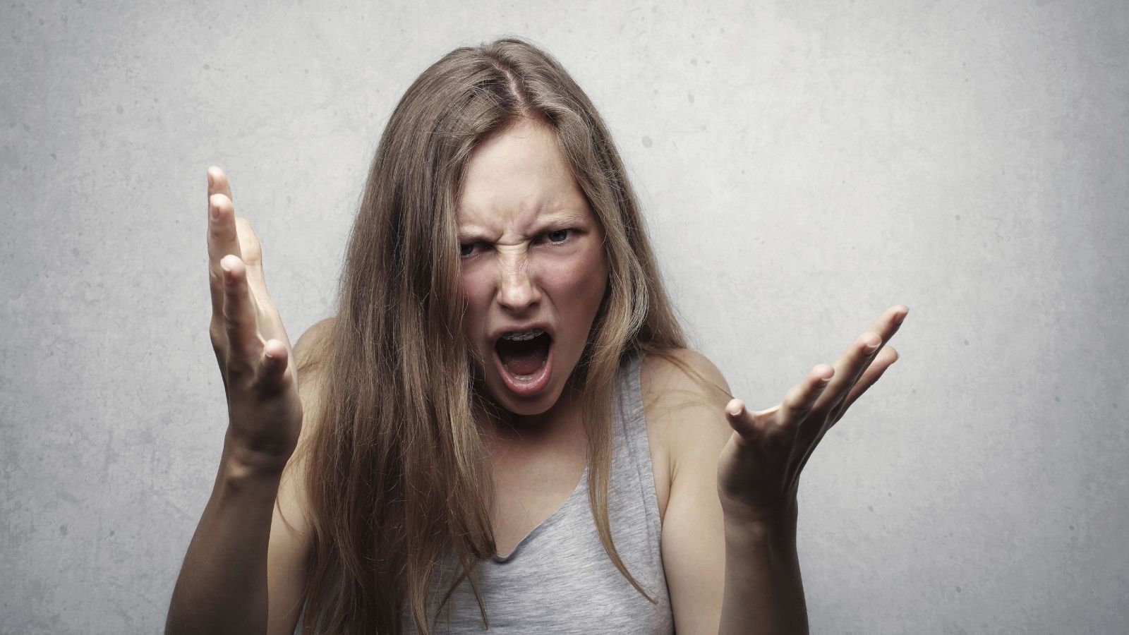 They Demanded Enthusiastic Small Talk with Every Purchase—So She Broke Down the Cold Reality of an 8 Hour Scan Rate Woman raging because of people online