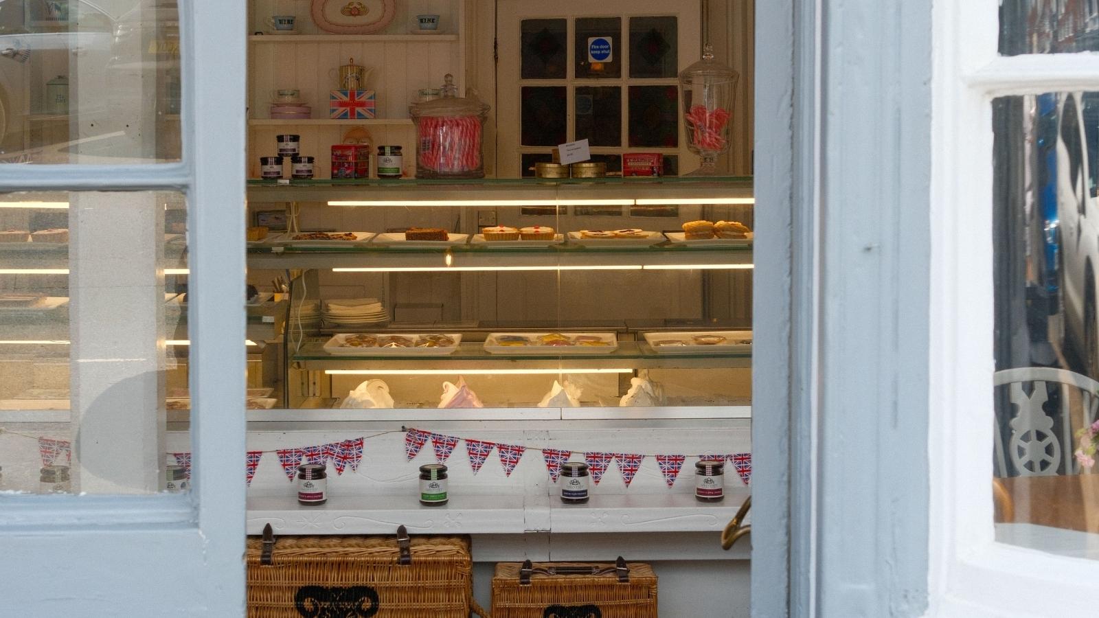 He Refused to Hand Over Unwrapped Pastries Without a Receipt—Then the Customer Accused Him of Bad Customer Service Front of a small bakery
