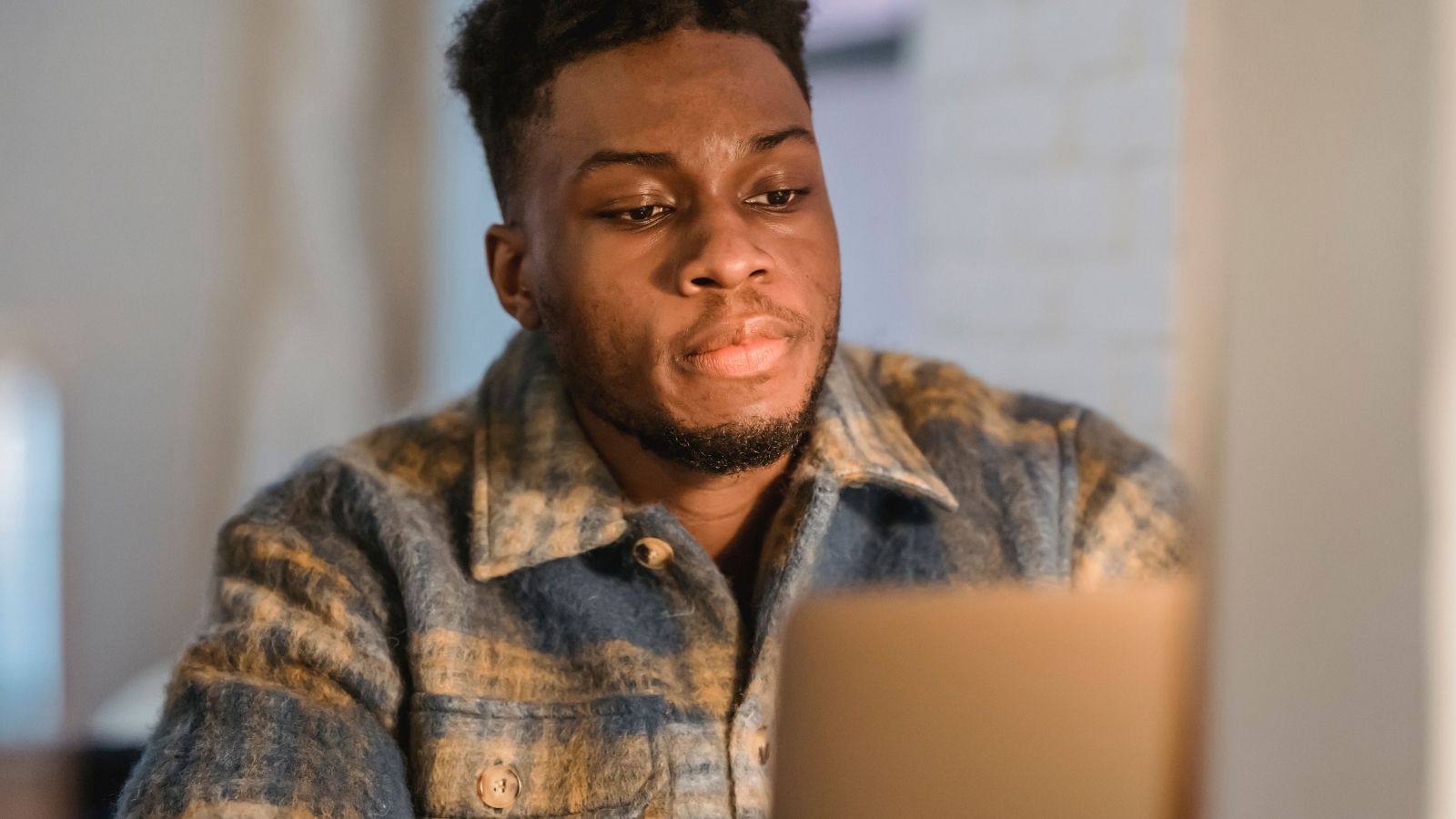 Restaurant Customer Leaves a Bad Review After Staff Refuse His Order—Then the Owner Says He Should’ve Asked More Questions Man leaving an online review of restaurant