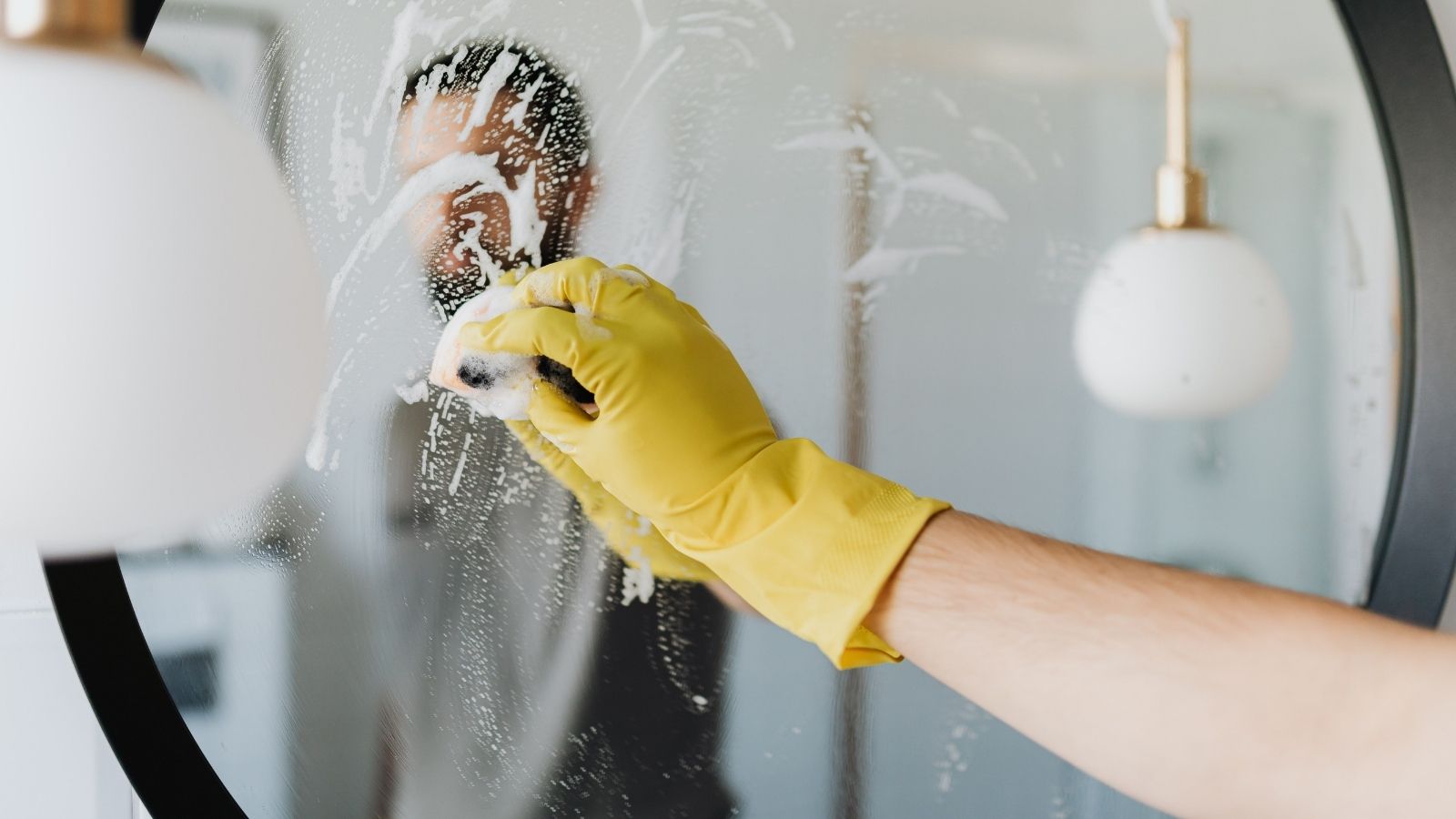 Upstairs Neighbor Kept Filing Noise Complaints, But Police Found Him Alone Cleaning His Oven And Watching ‘Kill Bill’ Man cleaning with yellow gloves