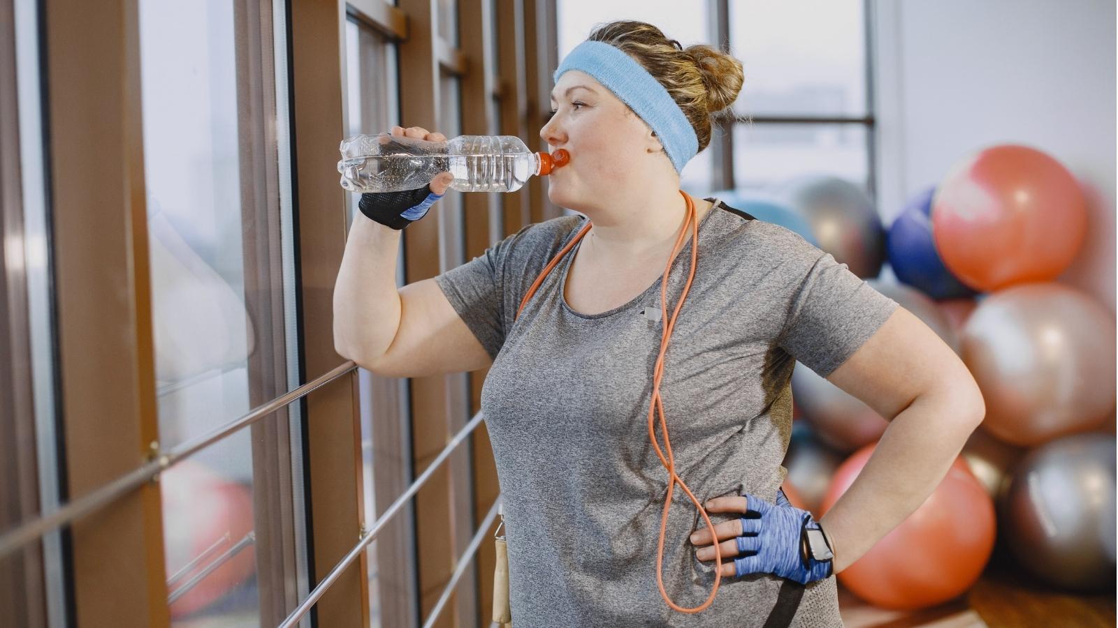 He Got More Involved In His Girlfriends Weight Loss After Her Progress Stalled — She Says Hes Taking It Too Far Overweight woman working out at the gym