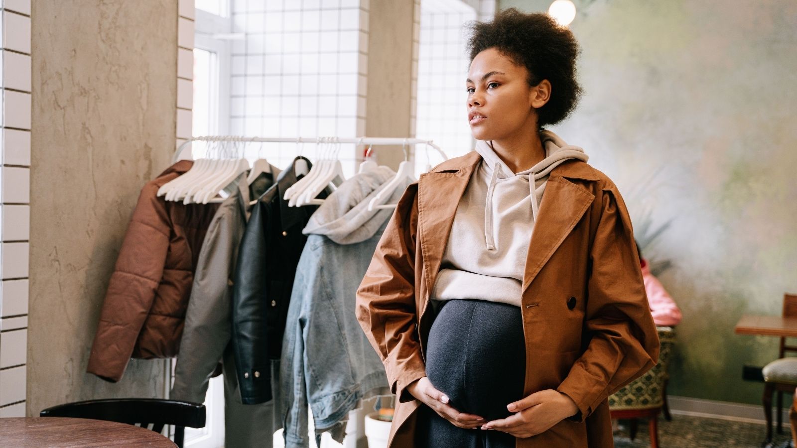 A Pregnant Woman Forced Her Way Into A Store Hours After Closing, But Once Employees Heard She Needed Infant Cough Syrup, Nobody Had The Heart To Turn Her Away Heavily pregnant woman shopping in a store