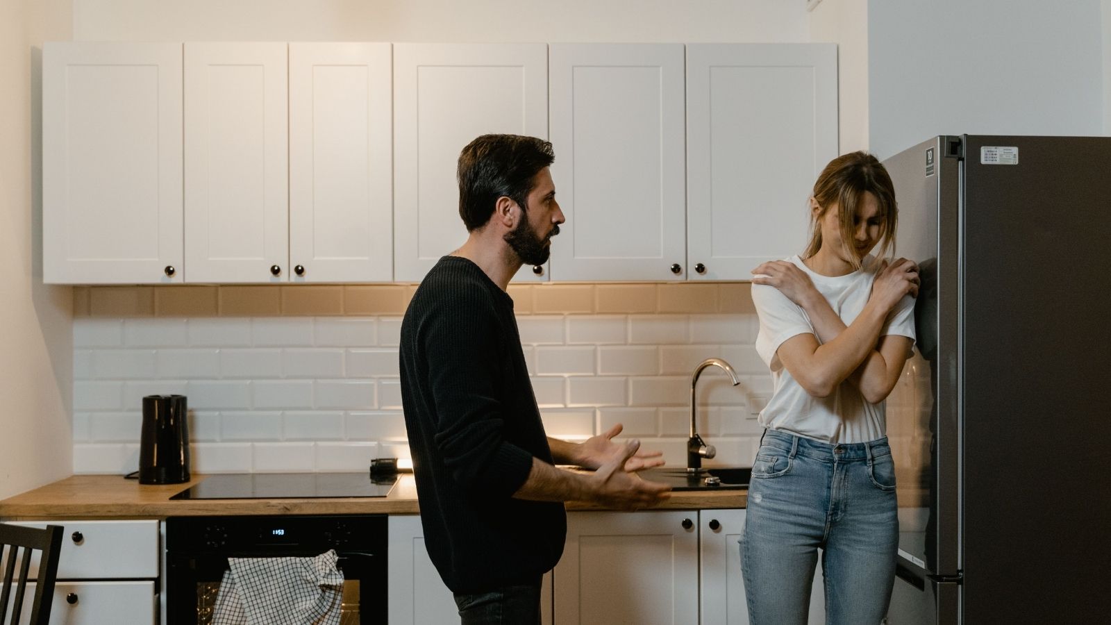 He Expected Her to Take His Traffic Points to Save His Driving License—Then Exploded When She Refused to Commit Fraud for Him Man yelling at woman over license points