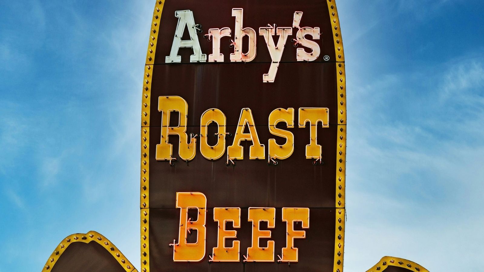 She Was Left To Handle A Packed Arbys Alone While Her Manager Joked Around In The Back, So She Walked Out — And A Customer Told Him He Didnt Blame Her Arby's roast beef sign outside of a location