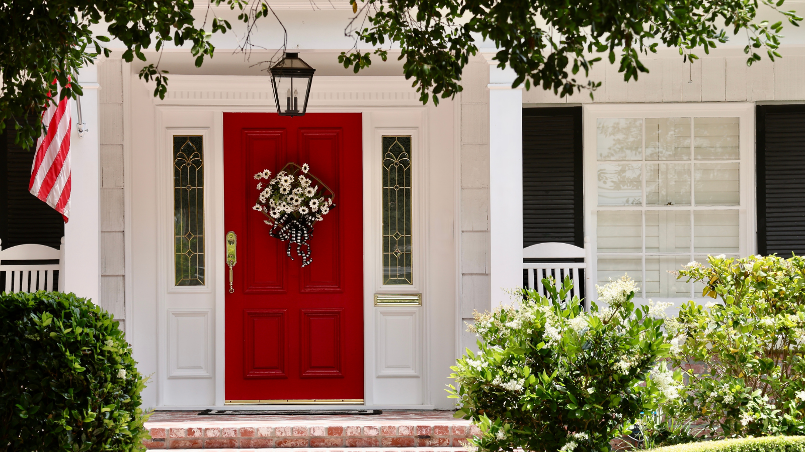 She Sent a Legal Warning Over His Front Door Color—Then Realized His House Wasnt Even in the HOA white house with red front door