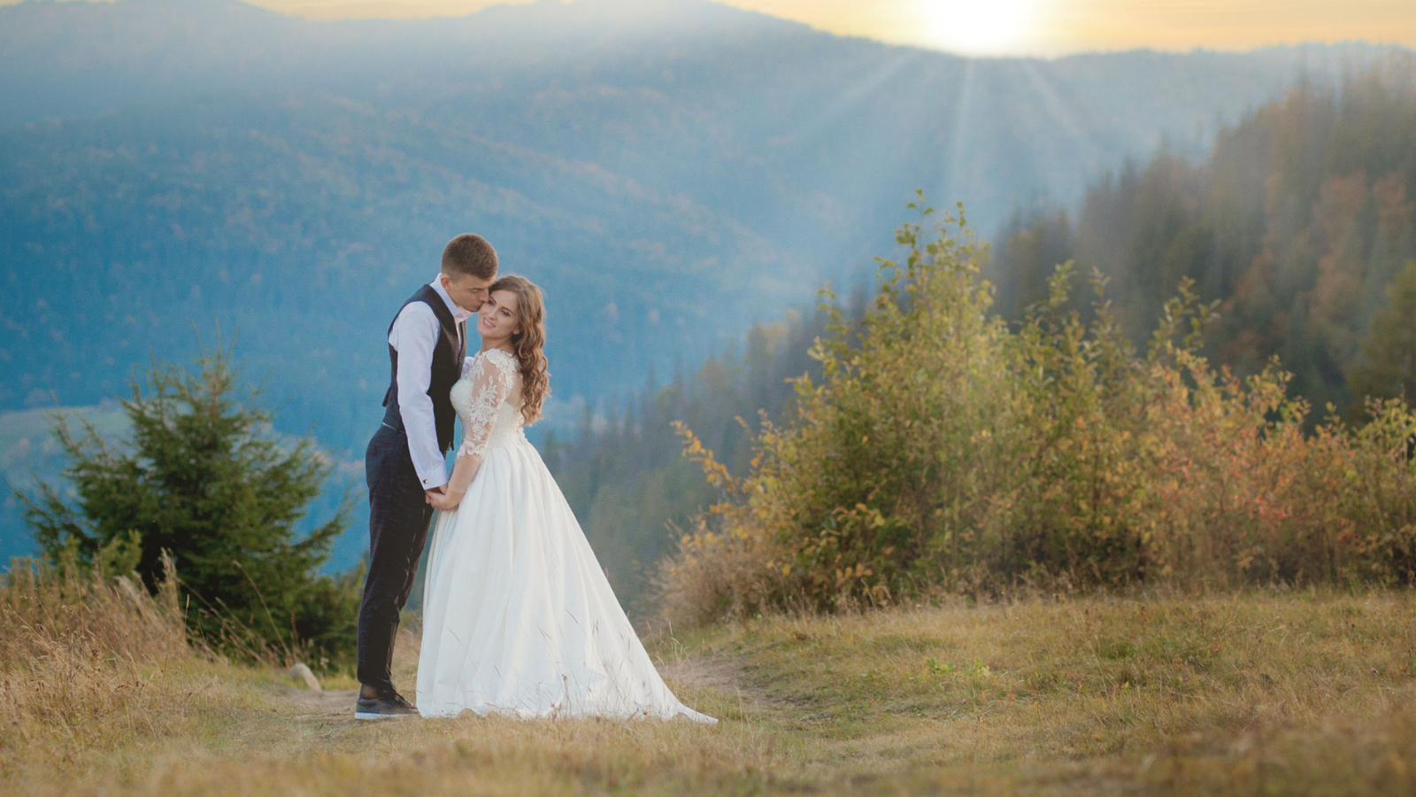 She Was Excited For Her Boyfriends Brothers Wedding In The Mountains — Poor Planning Turned It Into A Disaster bride and groom in the mountains
