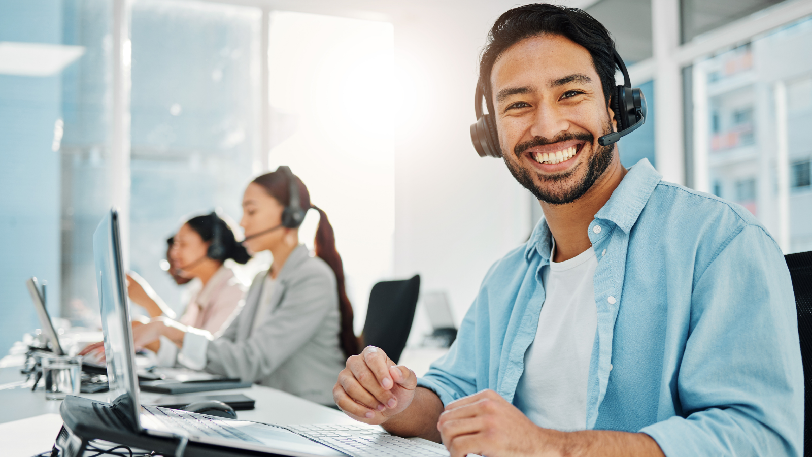 A Customer Complained To Tech Support — Then The Company Owner Walked In And Canceled His Account smiling man working in a call center