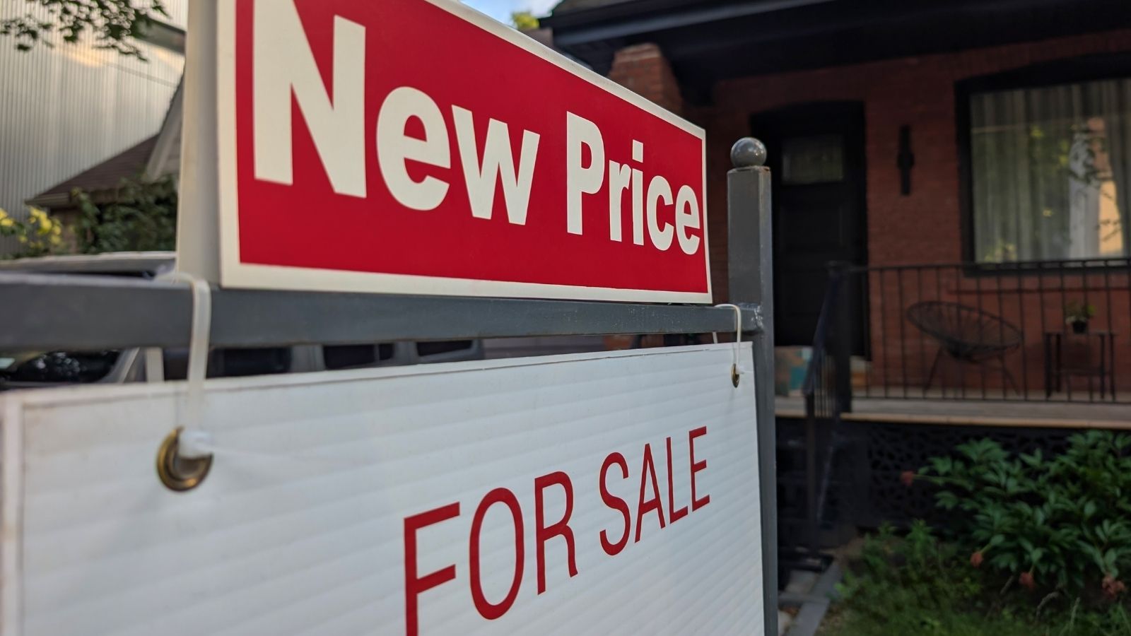When His Neighbor Put The House Up For Sale, He Got Revenge By Digging Up Dirt To Scare Buyers Away sign in front of a house that reads "new price for sale"