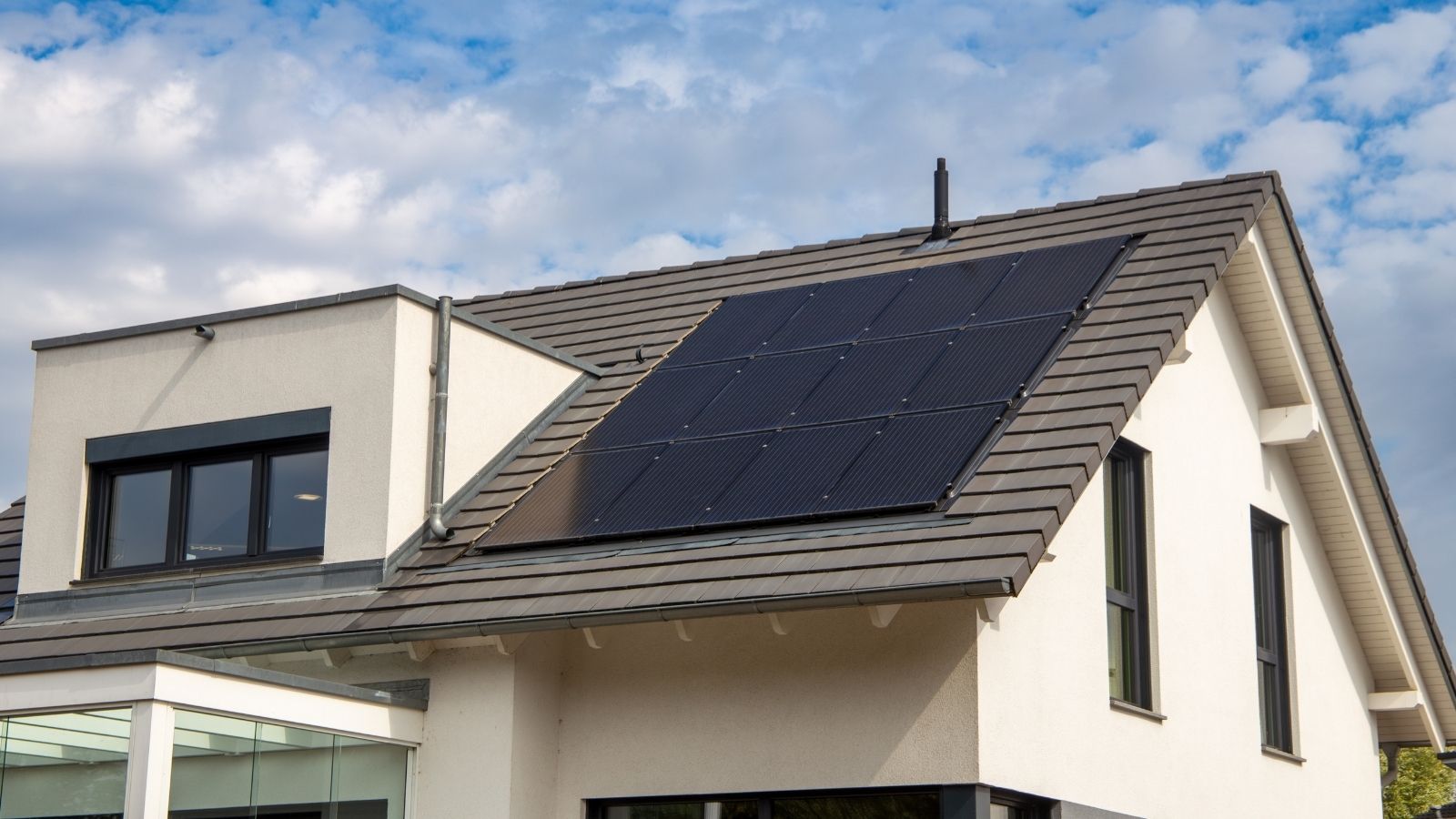 She Bought a House With Solar Panels Already Installed — 4 Years Later, the HOA Wants Them Gone solar panels on the roof of a house