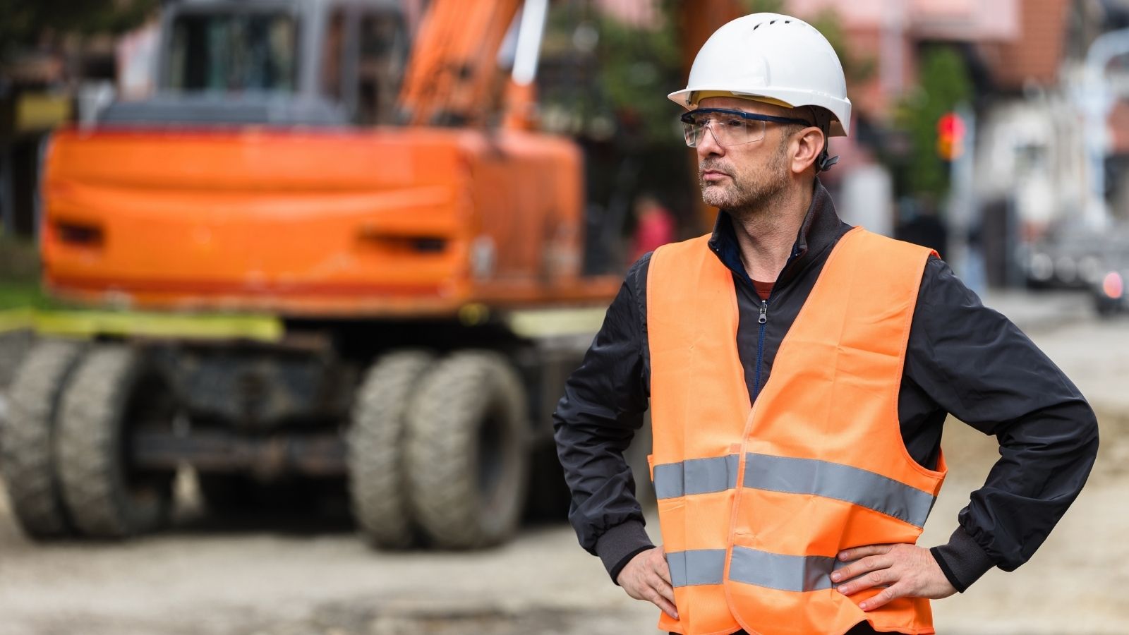 Awful Safety Officer Threatens Employees If They Dont Buy Him Drugs, So One Employee Secretly Records Him And Gets Him Fired construction worker with his hands on his hips