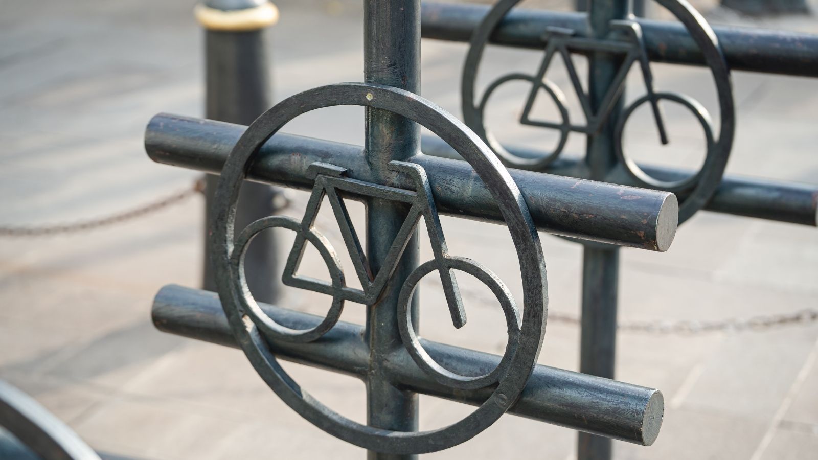 Neighbors Guest Kept Taking A Mans Bicycle Parking Spot, So He Locked The Bicycle In Place metal bicycle parking sign