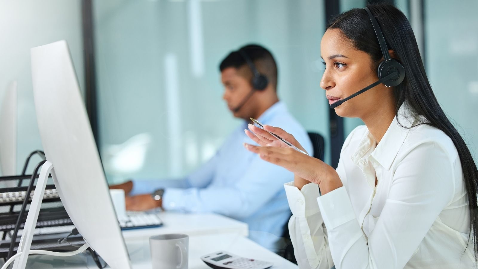 Employee Investigated Her Companys Suspicious Policies, Then Quit And Ultimately Got The Company Shut Down woman working as a telemarketer