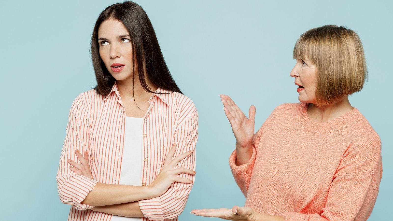 She Paid Off Her Boyfriends Debt — Then Her Mom Called Her a Thief When She Found Out mother arguing with adult daughter
