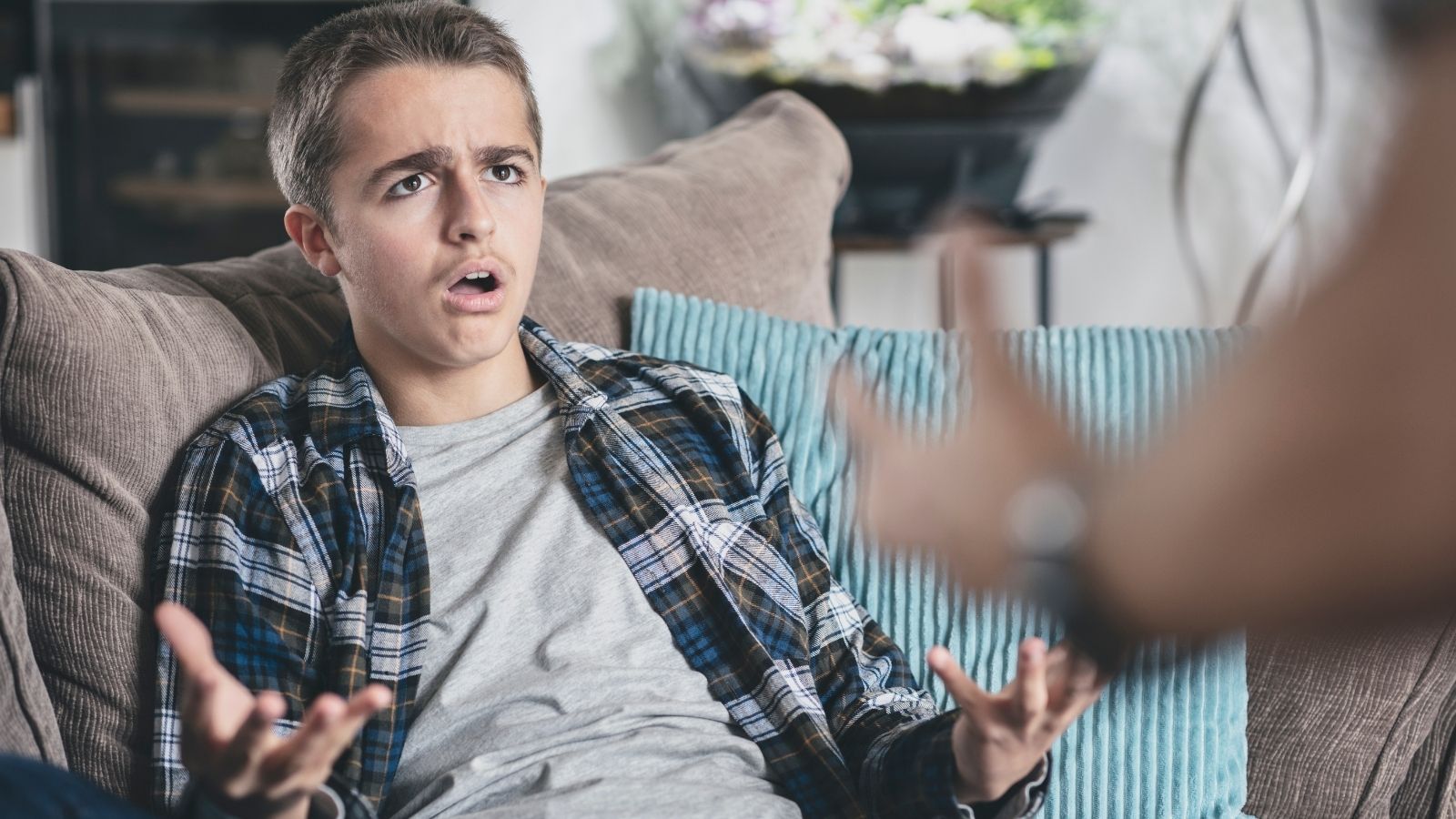 He Was Punished for Refusing to Cook in a Grease Covered Kitchen—Then Showed His Dad a Photo Log of the Moldy Pots teenage boy confused by why his dad's upset