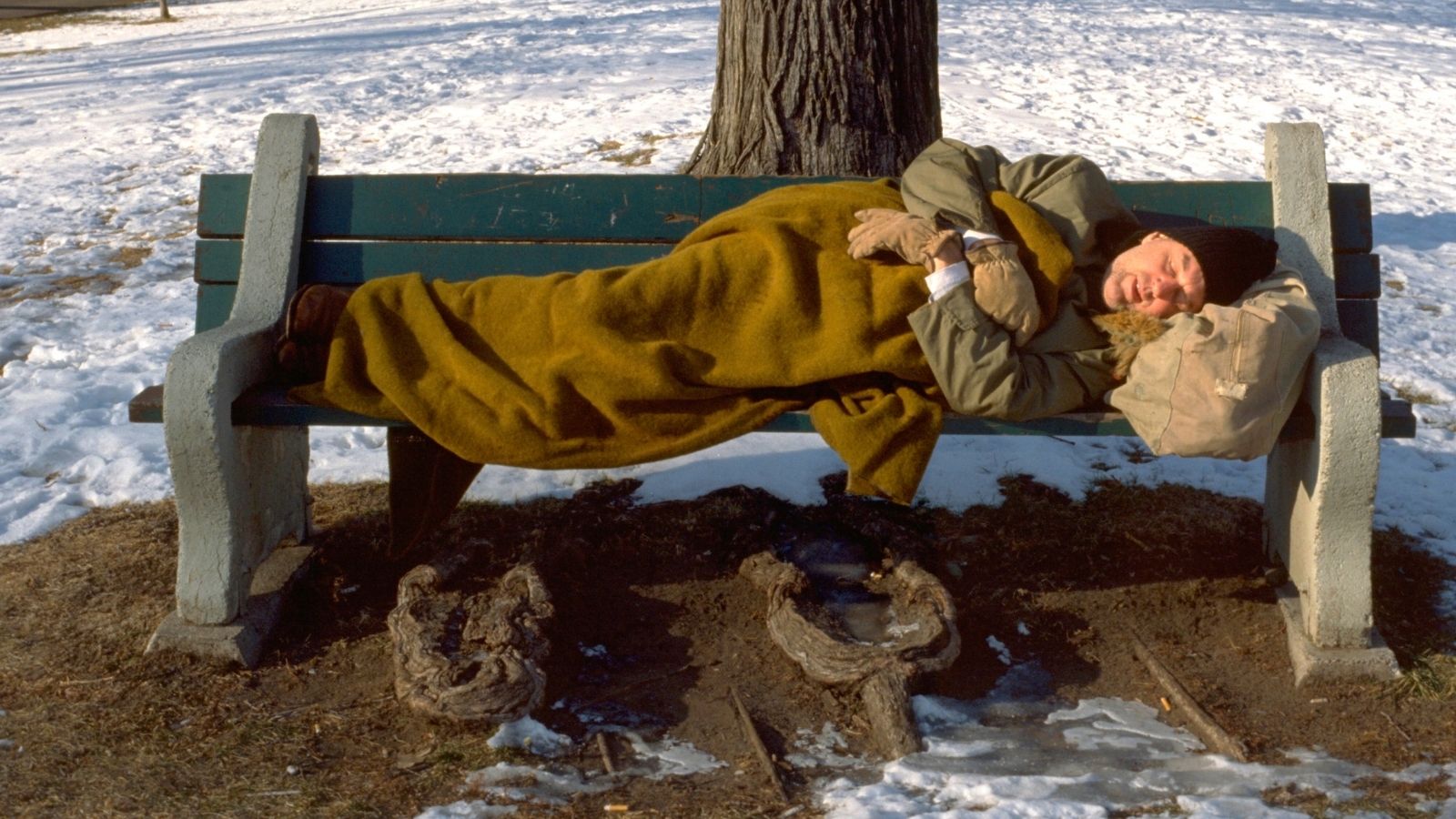 Woman Bought Food For A Homeless Man, But He Wanted To Return It So He Could Buy Beer Instead homeless man sleeping on a bench