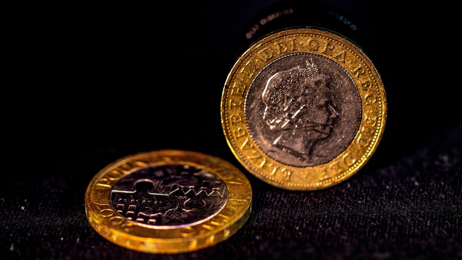 Customer Made An Impossible Request, But The Cashier Explained Why She Couldnt Accommodate It two British two pound coins