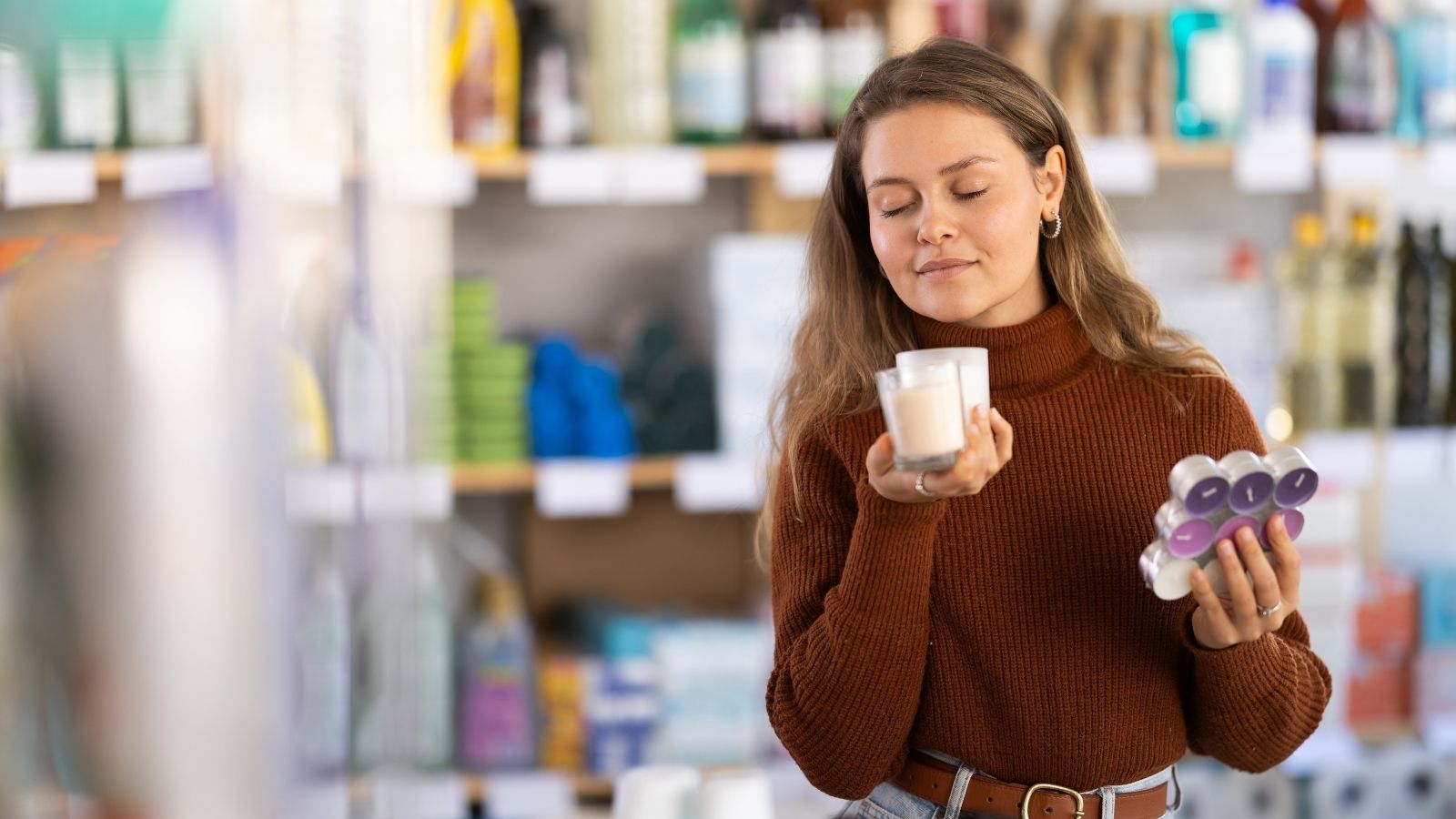 Mom And Daughter Thought A Cashier Ripped Them Off, But A Simple Misunderstanding Explained Everything woman shopping for candles