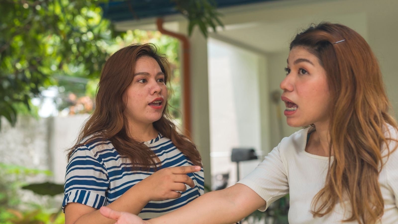 Womans Neighbor Asked To Park In Her Parking Spot, But Parked There Anyway After She Said No two women arguing outside