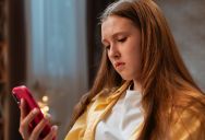 She Responded To Her Dad’s Text With Just A Thumbs Up, But He Got Furious That She Didn’t Say More
