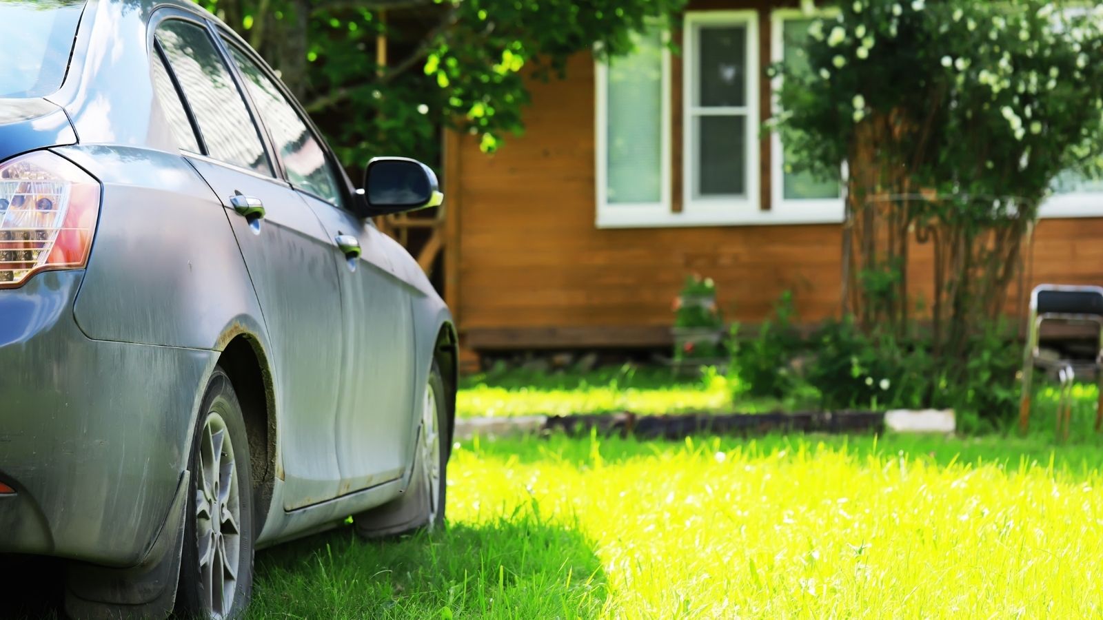 Her Neighbors Clients Keep Parking On Her Front Yard, So She Started Leaving Notes — Then Turned On The Sprinklers car parked in the grass in front of a house