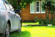 Her Neighbor’s Clients Keep Parking On Her Front Yard, So She Started Leaving Notes — Then Turned On The Sprinklers
