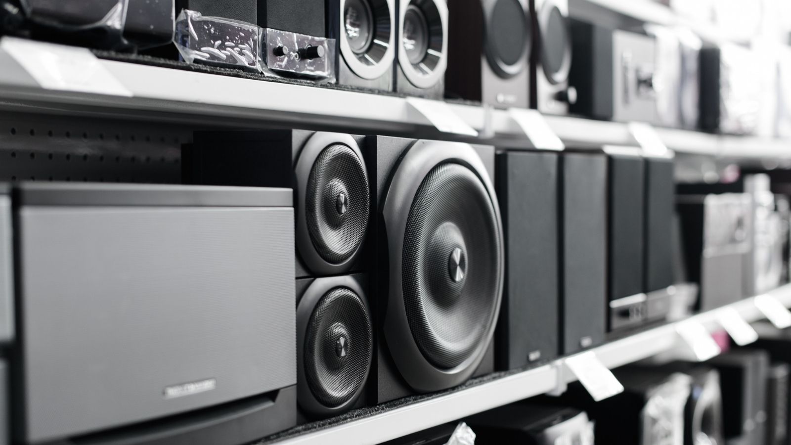 A Teen Tried To Return A Broken Speaker, But When The Employee Said No, He Came Back With Backup — His Mom And Dad store shelves filled with speakers