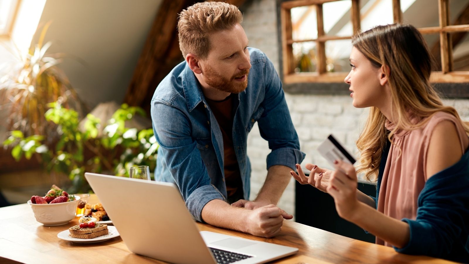 A Married Couple Settled Their Bill Splitting Agreement, Yet A Credit Card Issue Has Them Arguing Again couple arguing about a credit card