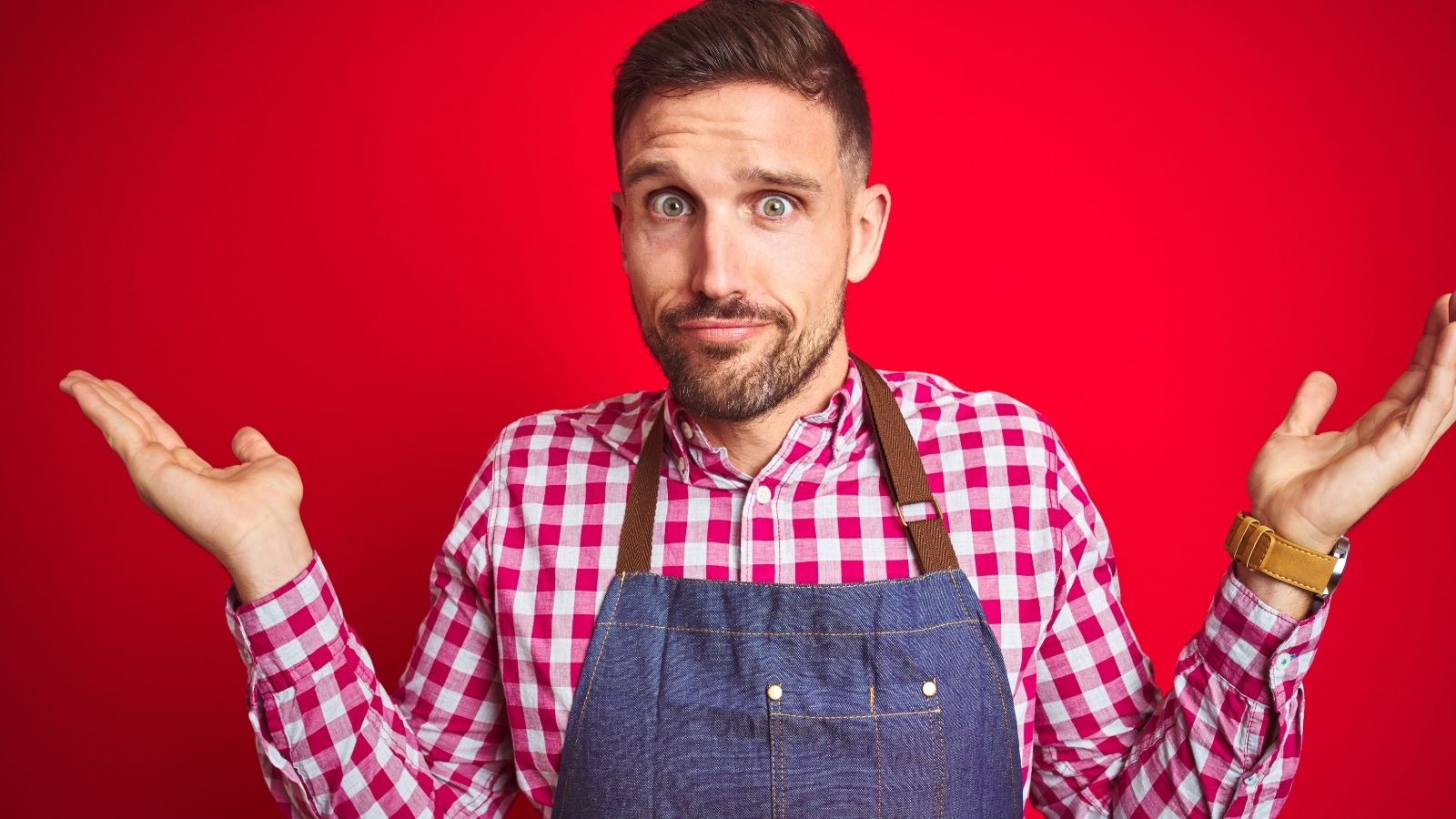 He Used Sign Language to Ask for Food at a Hospital Cafeteria—Then the Manager Called Security to Have Him Escalated for Disturbing the Peace ( man wearing an apron and shrugging