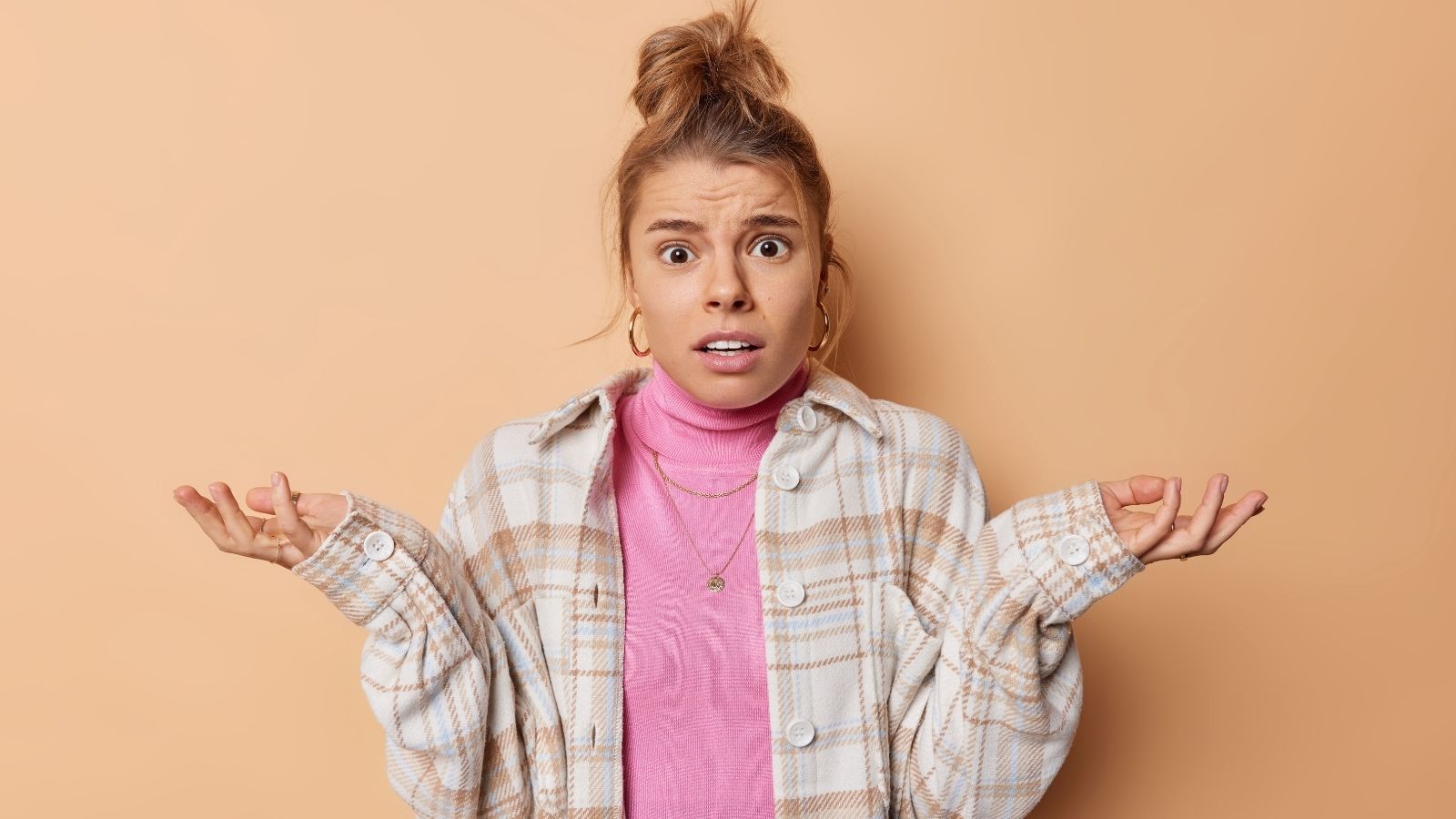 Woman Brought Her Boyfriend Home To Meet Her Family, But A Fight Over Sleeping Arrangements Caused Drama young woman shrugging