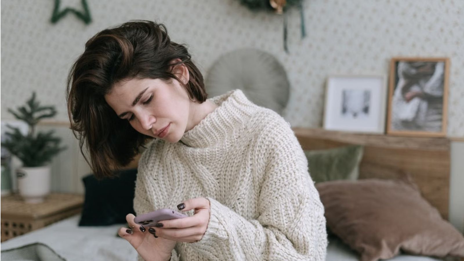 Man Deleted His Instagram Posts And Stopped Sharing His Life Online, But His Girlfriend Got Upset That He Didnt Post About Their Anniversary Post Woman with white sweater looking at her phone with a serious face