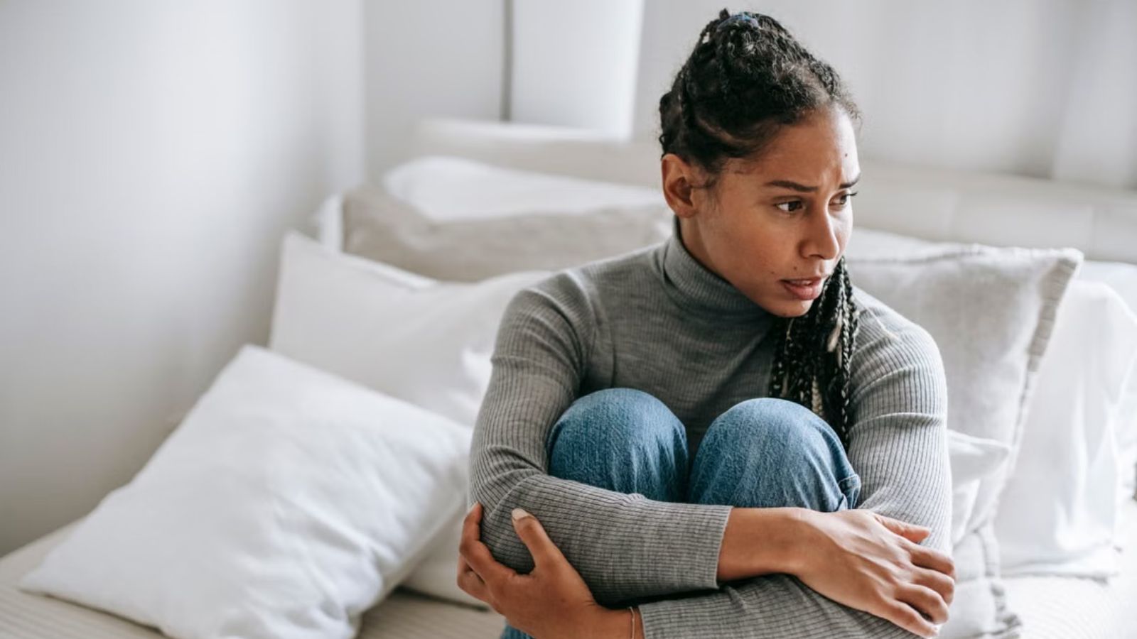 She Moved Into Her First Studio Apartment—Then Her Downstairs Neighbor Started Banging on the Walls Over Every Little Noise Woman feeling scared at home