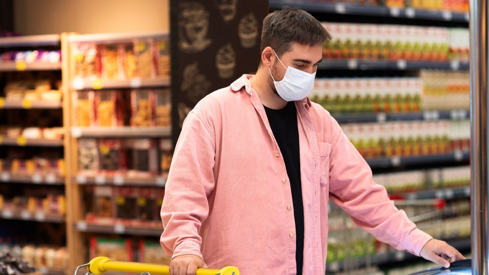 He Was Scanning Items in an InstaCart Lanyard—Then an Entitled Customer Demanded He Clean Up a Spill Man with face mask doing some grocery shopping