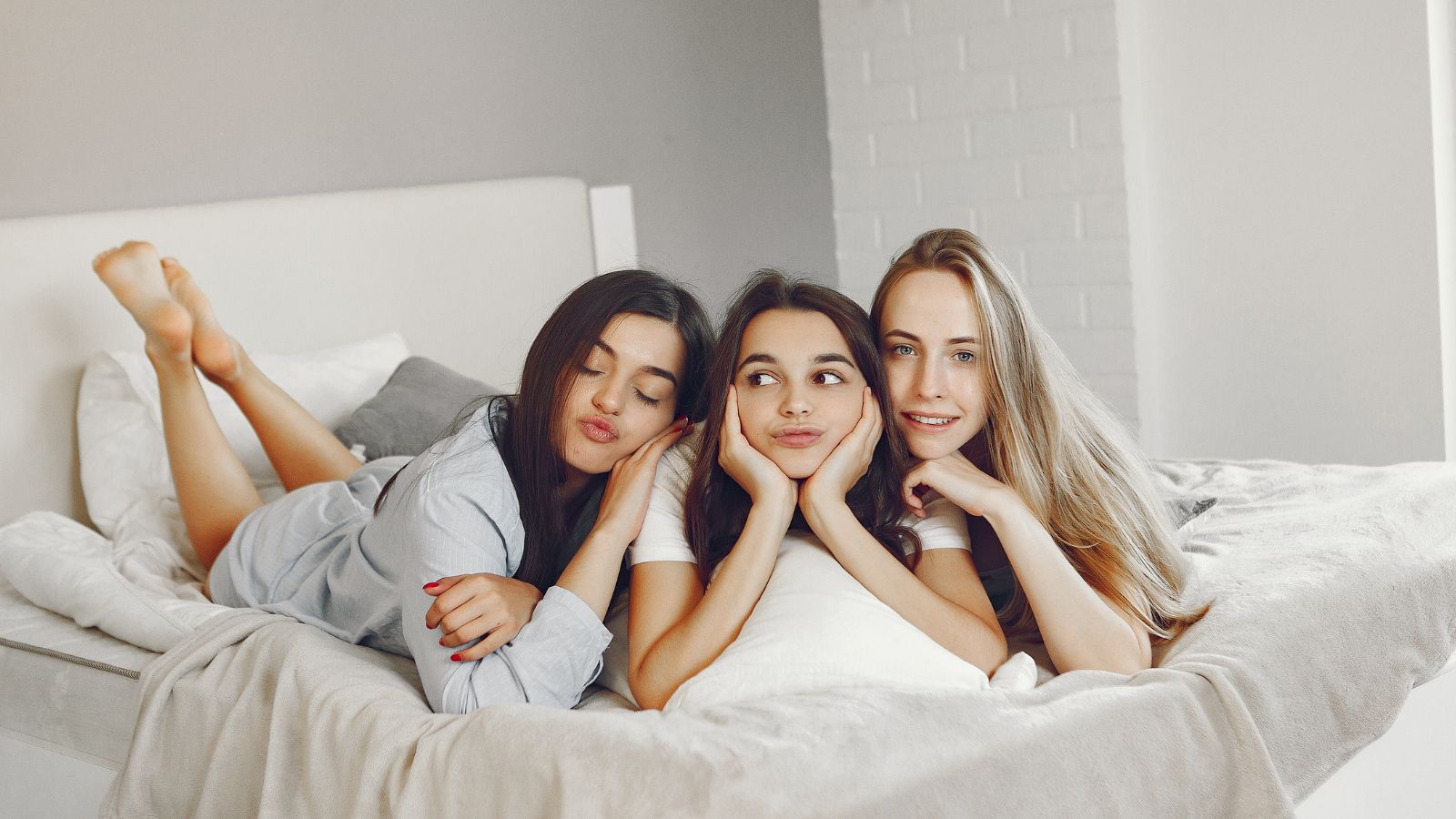 She Wanted a Hotel Sleepover With Close Friends for Her 16th Birthday — Her Mom Forced Her to Invite Cousins She Barely Knows Teenager girls bonding together and having fun in a bedroom