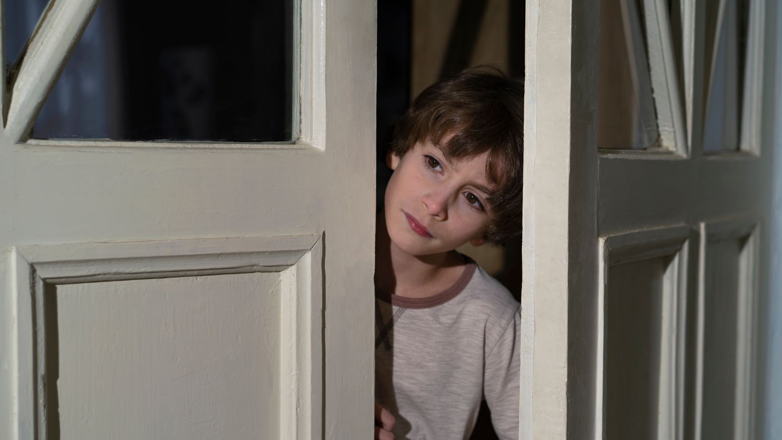Man Wanted To Be Friends With His Neighbor, But The Neighbors Behavior Turned Them Into Rivals Young boy peeking into a room in between doors