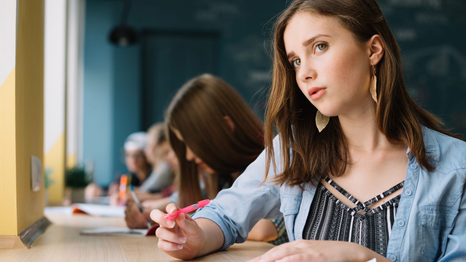 She Told Her Professor She Couldnt Focus on Her Exam Because of a Babys Noise — The Professor Took Action Students taking a test inside the classroom