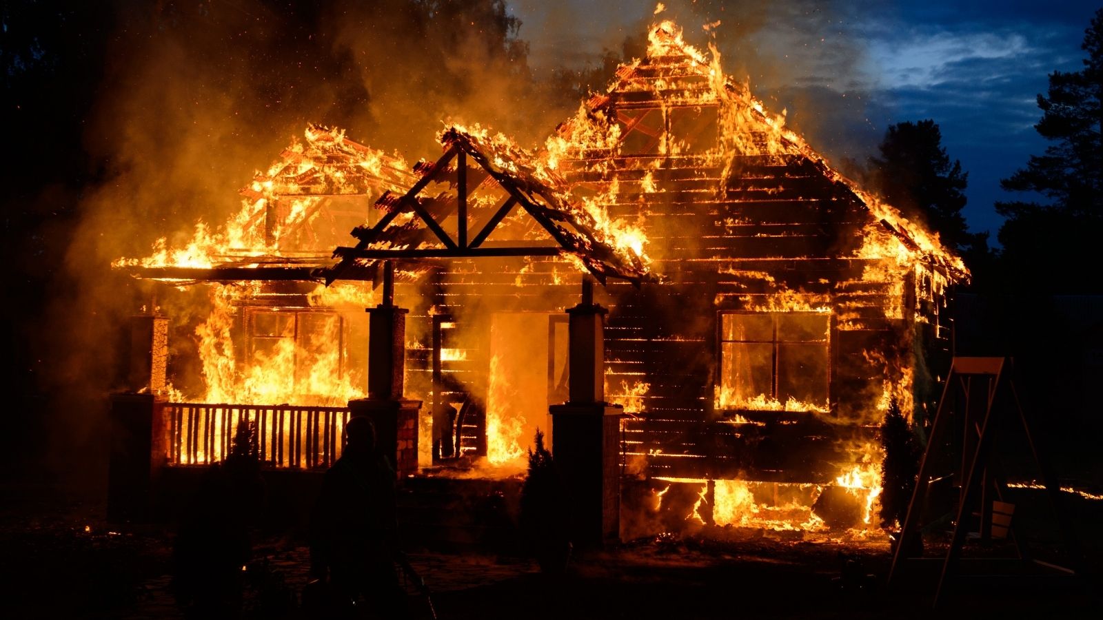 Neighbor’s House Burns to the Ground—But Instead of Showing Sympathy, an HOA Board Member Celebrates house on fire at night