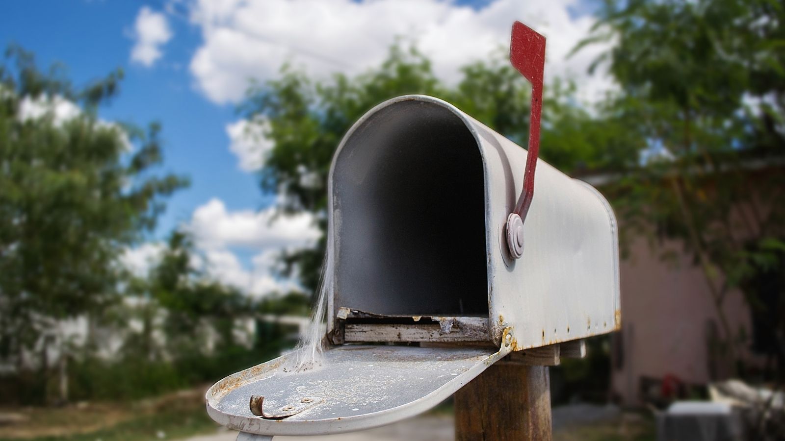 He Kept Parking His Dually Truck in Front of the Mailbox—Until the Carrier Left a Formal Suspension Notice and the Postmaster Intervened empty mailbox