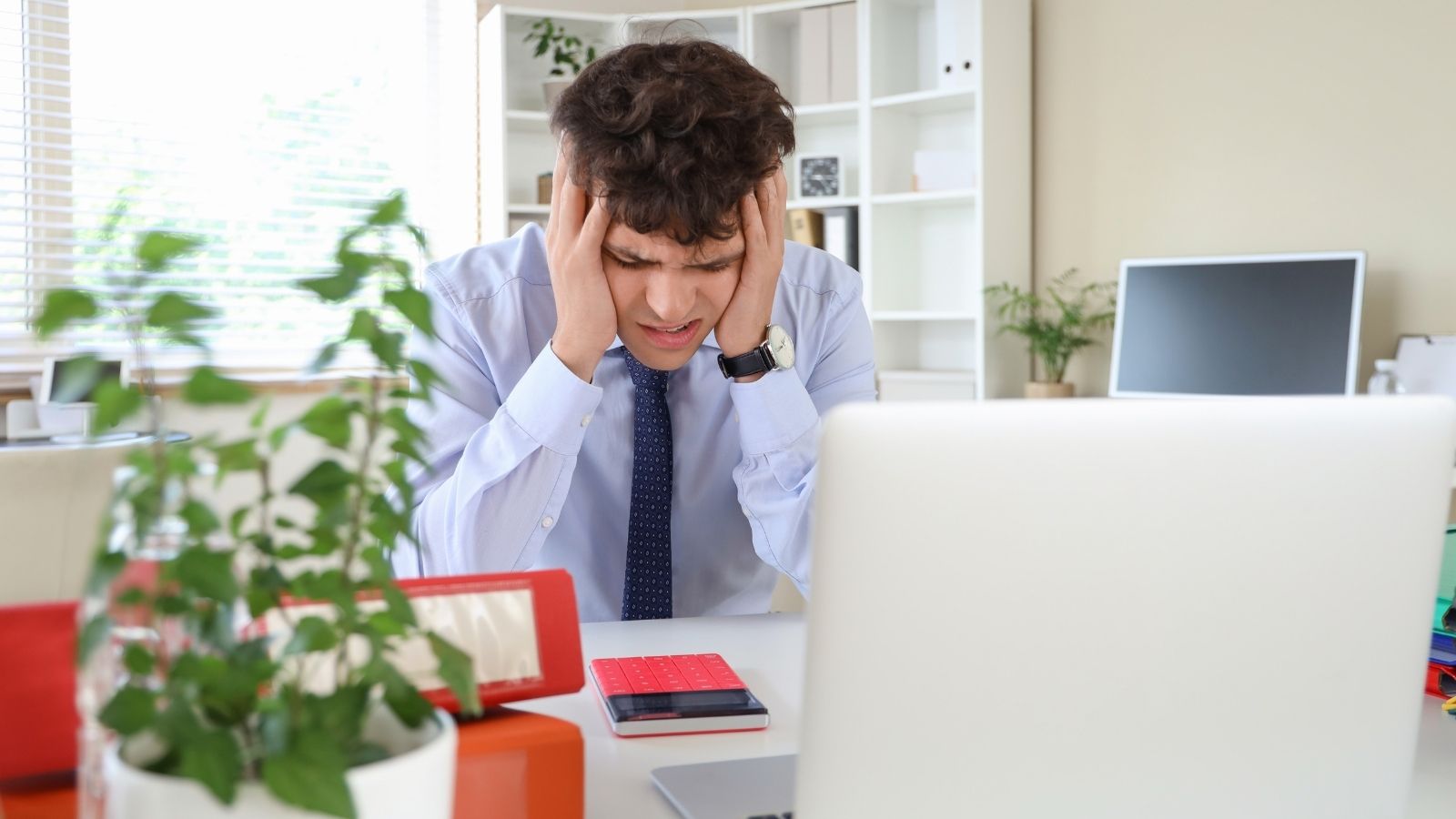 Banker Kept Going Above and Beyond at Work—Then Quit When His Efforts Went Unrecognized frustrated man in an office