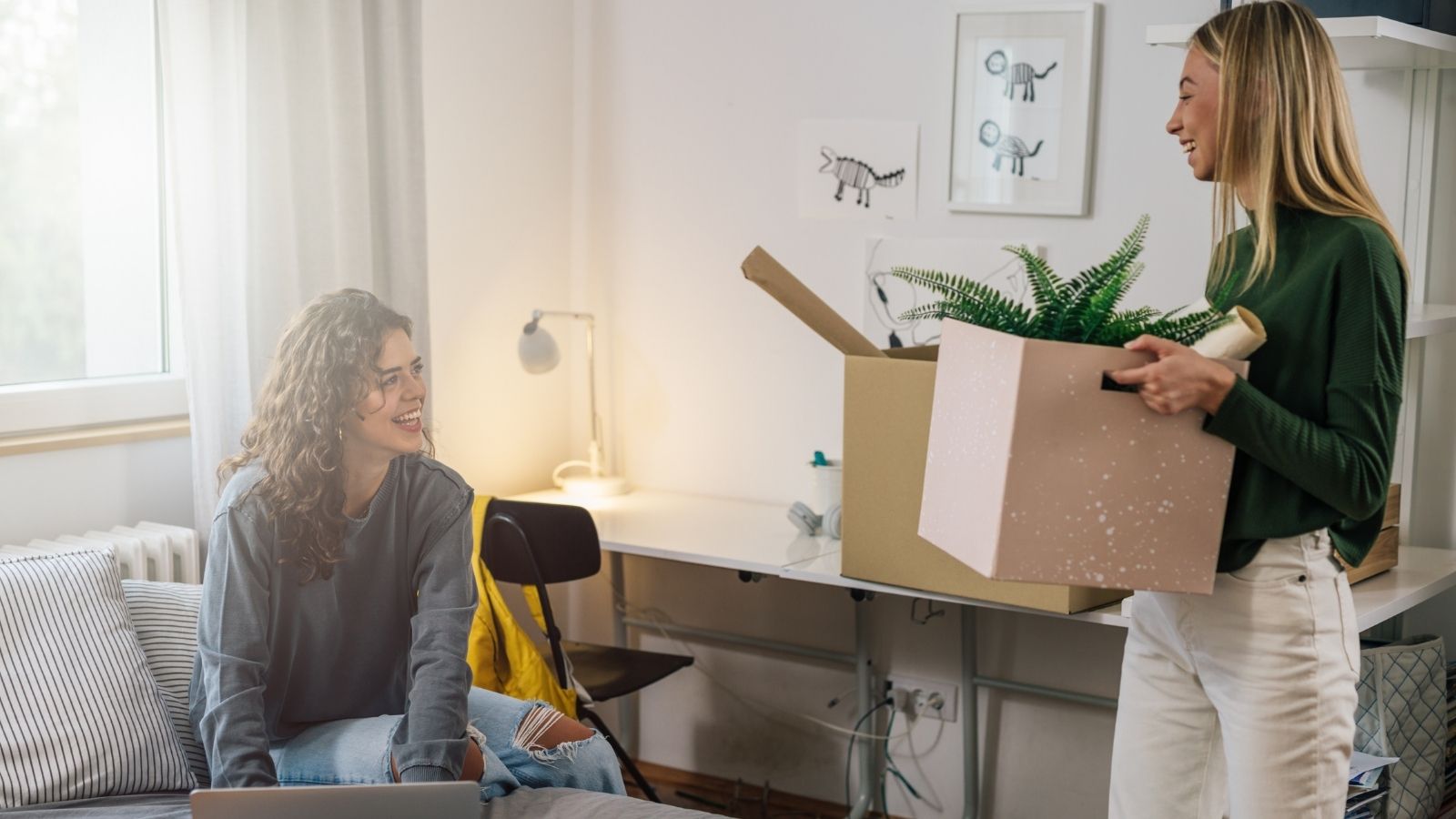 A College Student Thought She Escaped Her Crazy Roommate Nightmare—Only to Realize Her Normal Next Year Living Situation Was Just as Toxic two female roommates moving in
