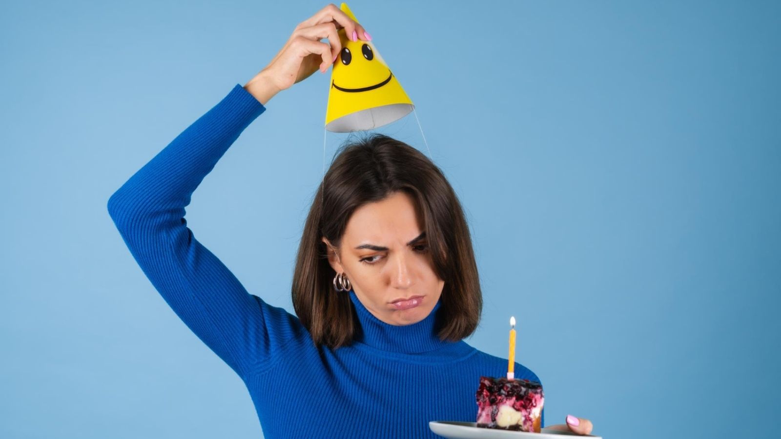 Her Mom Made Her The Same Birthday Cake Her Whole Life, But When She Decided To Change The Recipe For Her 25th Birthday, She Didnt Like It Woman sad at her birthday